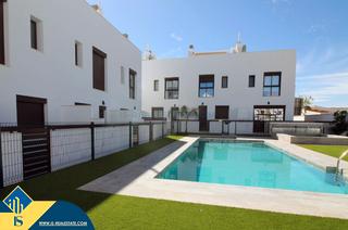 Casa a Pilar de la Horadada Ciudad. Casas en construcción con piscina comunitaria, en la provincia d