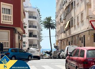Pis a Zona Playa de los Locos. Apartamento renovado con solárium, en la provincia de alicante,