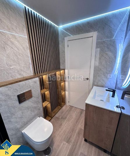 Foto 28730e27-0f44-4c5b-9c0e-66d545eb4922. Piso apartamento con terraza, en la provincia de alicante, en la ciudad , en la zona de playa del cura. 3 habitaciones | 8 en Torrevieja