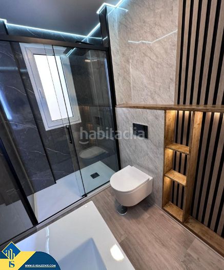 Foto e41036f4-6c96-4c78-a6f5-71632a942be9. Piso apartamento con terraza, en la provincia de alicante, en la ciudad , en la zona de playa del cura. 3 habitaciones | 8 en Torrevieja