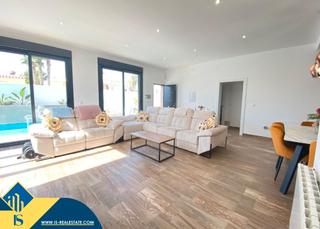 Chalet in Villamartín-Las Filipinas. Villa renovada con piscina privada, en la provincia de alicante,