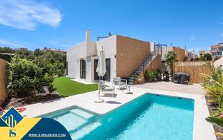 Chalet à La Zenia. Villa con piscina privada, en la provincia de alicante, en la ci