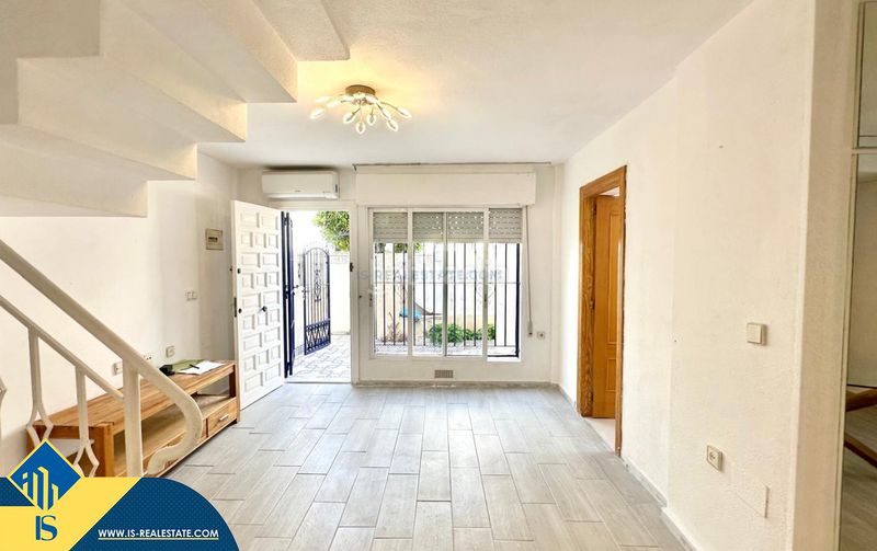 Foto 47320a80-f48d-4235-8d5f-3e22cdcff876. Casa adosada casa con piscina comunitaria, en la provincia de alicante, en la ciudad . 3 habitaciones | 80 m² | 3 kilómetros del m en Torrevieja