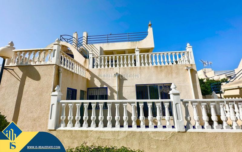 Foto 9863356f-e22a-4758-b7f5-90bec96778ad. Casa adosada casa con piscina comunitaria, en la provincia de alicante, en la ciudad . 3 habitaciones | 80 m² | 3 kilómetros del m en Torrevieja