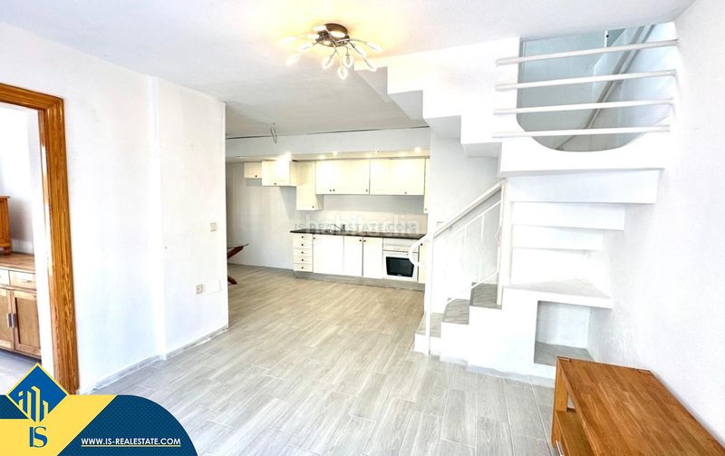 Foto efc3a8d7-b7e6-4b3a-a572-8cd3c3b2d130. Casa adosada casa con piscina comunitaria, en la provincia de alicante, en la ciudad . 3 habitaciones | 80 m² | 3 kilómetros del m en Torrevieja