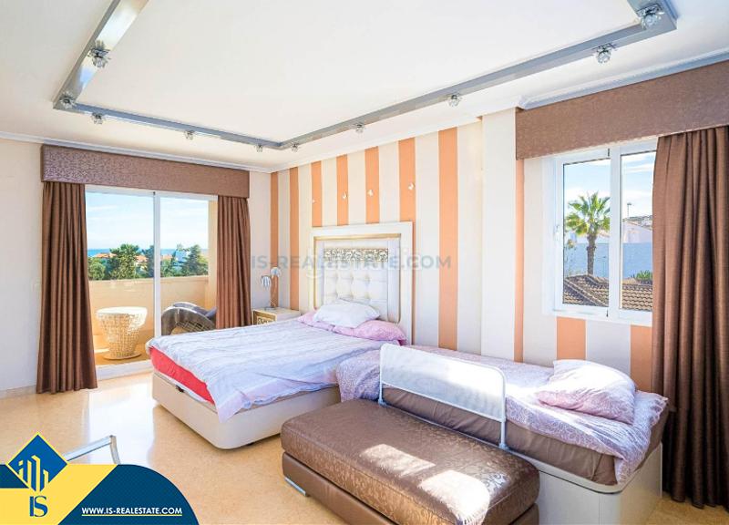 Foto 783726d3-902a-4295-9538-735985ea7ac7. Chalet avec parking piscine dans Cañada del Molino Torrevieja