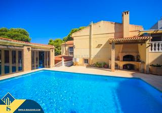 Chalet in Las Piscinas Naturales. Villa con piscina privada, en la provincia de alicante, en la ci