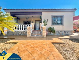 Xalet a Los Balcones-Los Altos. Villa con piscina privada, en la provincia de alicante, en la ci