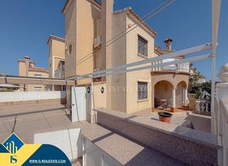Chalet en Playa Flamenca. Villa con piscina comunitaria, en la provincia de alicante, en l