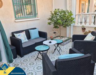 Maison à Los Balcones-Los Altos. Casa dúplex con piscina comunitaria, en la provincia de alicante