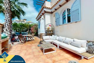 Chalet à La Zenia. Villa con piscina privada, en la provincia de alicante, en la ci