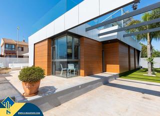 Chalet en Pilar de la Horadada Ciudad. Villa con piscina comunitaria, en la provincia de alicante, en l