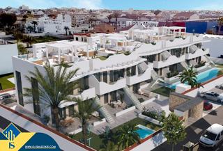 Haus in Pilar de la Horadada Ciudad. Casas en construcción con piscina comunitaria, en la provincia d