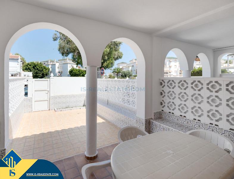 Foto cb9e727c-17d6-4cb4-93e5-c3d9ef406cf2. Chalet villa con piscina comunitaria, en la provincia de alicante, en la ciudad , en la zona de la mata. 3 habitaciones | 10 en Torrevieja