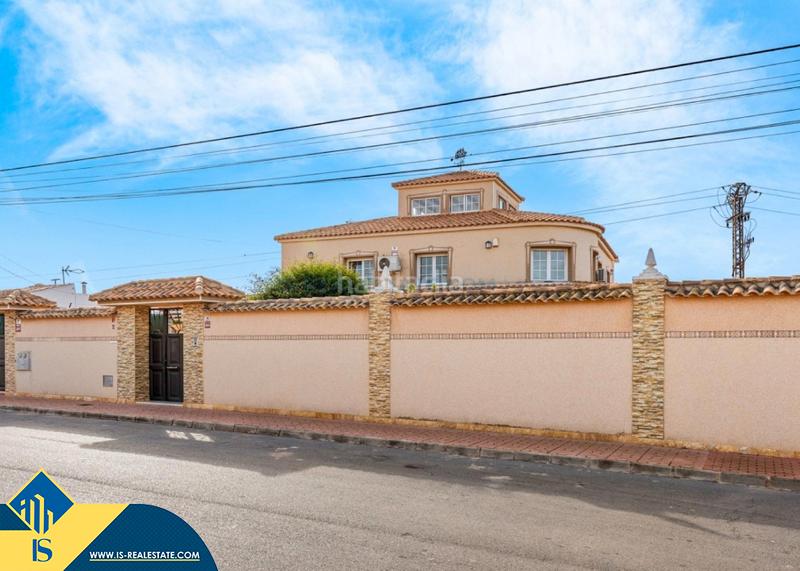 Foto 1b19b53e-a5e5-4404-9db0-384511455c72. Chalet with parking pool in Zona Carrefour - Urbanizaciones Torrevieja