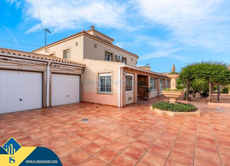 Foto 88d97d96-2943-4f57-9591-c9d8aab8af7d. Chalet with parking pool in Zona Carrefour - Urbanizaciones Torrevieja