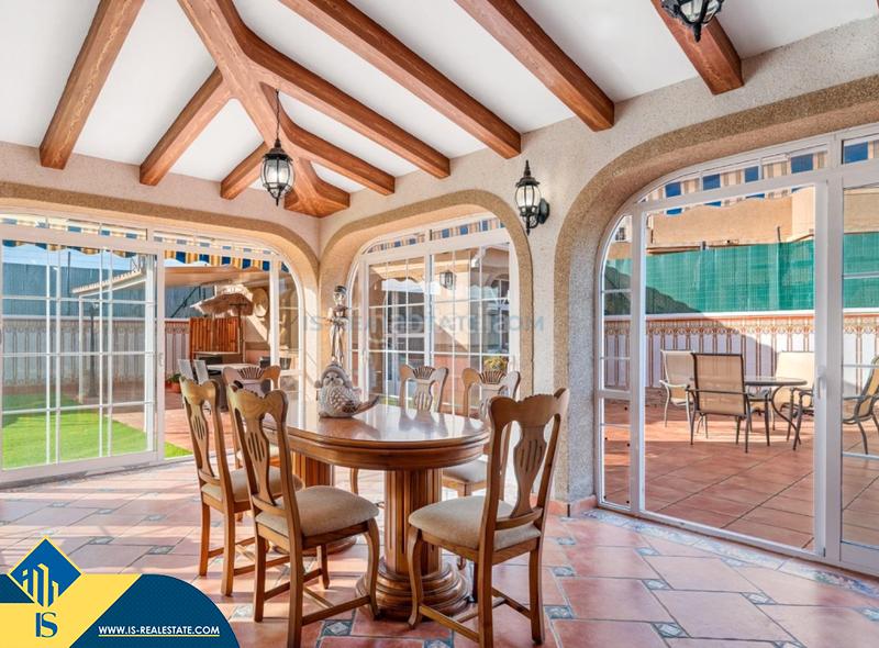 Foto a6a74dad-16b3-4bae-a47c-c6fbbd68093a. Chalet with parking pool in Zona Carrefour - Urbanizaciones Torrevieja