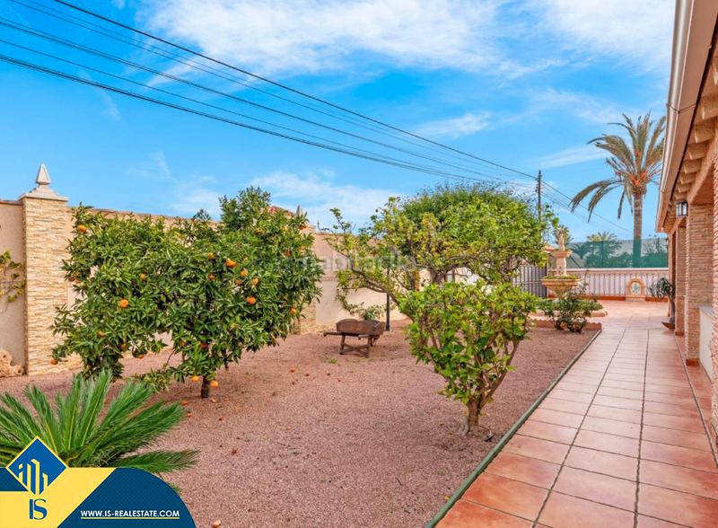 Foto c33f32b0-dfee-4231-b5ce-8124434fce32. Chalet with parking pool in Zona Carrefour - Urbanizaciones Torrevieja