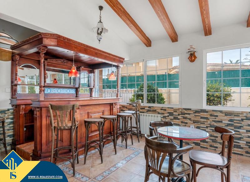 Foto c57ec684-6b8c-4582-afd3-f65e6726ddc0. Chalet with parking pool in Zona Carrefour - Urbanizaciones Torrevieja