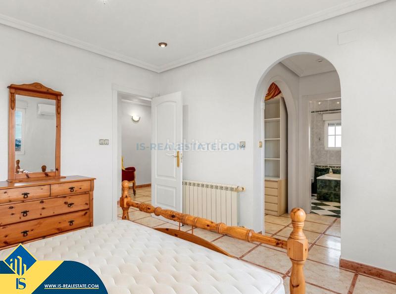 Foto c5afba2d-8584-456b-a93b-36b0016738d9. Chalet with parking pool in Zona Carrefour - Urbanizaciones Torrevieja