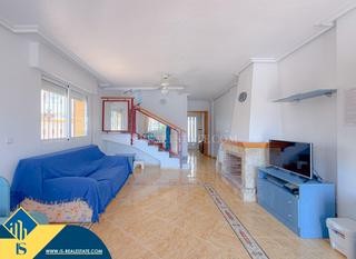Maison jumelée à La Florida. Casa con piscina comunitaria, en la provincia de alicante, en la