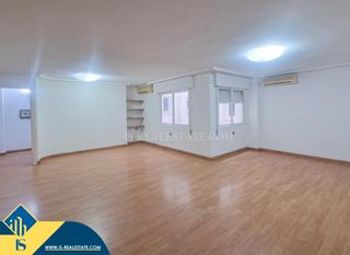 Apartamento en Las Piscinas Naturales. Apartamento reformado cerca del mar, en la provincia de alicante