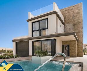 Chalet in Campoamor. Villa con piscina privada, en la provincia de alicante, en la ci
