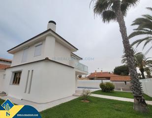 Chalet in Cabo Roig. Villa con piscina privada, en la provincia de alicante, en la ci