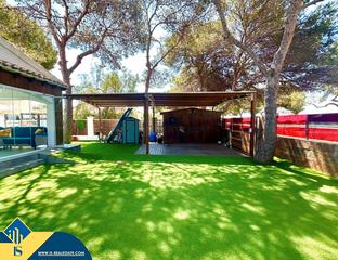 Chalet in Punta Prima. Villa renovada con piscina privada, en la provincia de alicante,