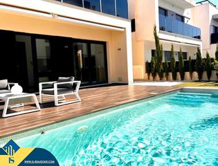 Chalet in Lomas de Cabo Roig - Los Dolses. Villa con piscina privada, en la provincia de alicante, en la ci