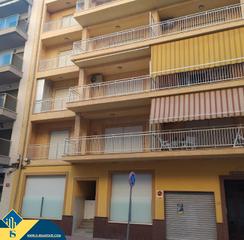 Flat in Las Piscinas Naturales. Apartamento renovado con terraza, en la provincia de alicante, e