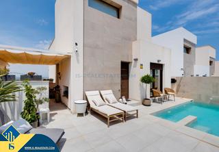 Chalet en Rojales. Villa con piscina privada, en la provincia de alicante, en rojal