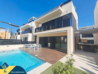 Xalet a Lomas de Cabo Roig - Los Dolses. Villa con piscina privada, en la provincia de alicante, en la ci