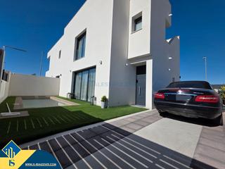 Chalet à Benijófar. Casa con piscina privada, en la provincia de alicante, en la loc