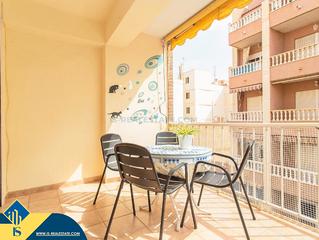 Piso en Antonio Machado. Apartamento parcialmente renovado con terraza, en la provincia d