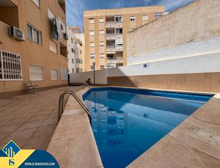 Appartement à Zona Playa de los Locos. Apartamento con piscina comunitaria, en la provincia de alicante