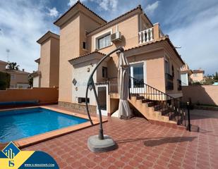 Chalet en Los Balcones y los Altos. Villa con piscina privada, en la provincia de alicante, en la ci