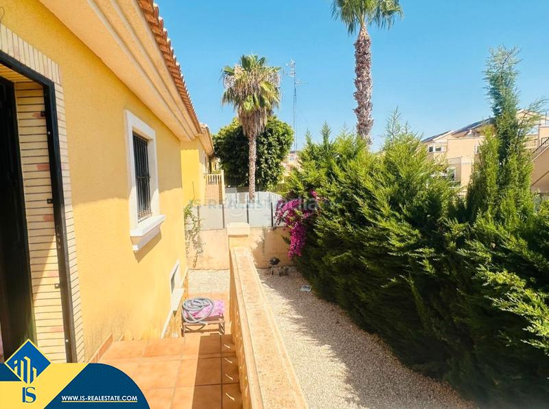Foto f3d6e327-e8b7-4d51-b009-095533f59ba7. Chalet avec parking piscine dans Los Almendros Orihuela