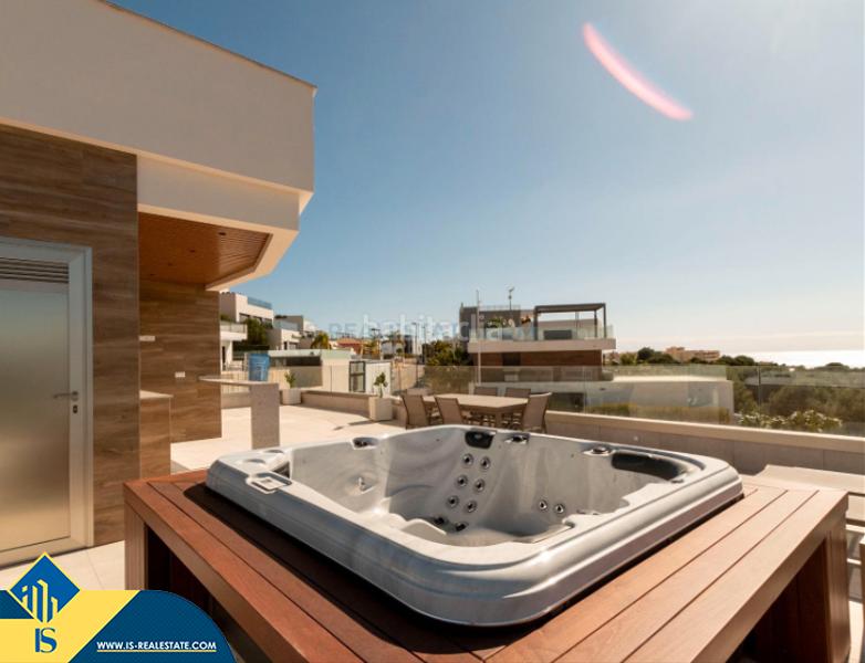 Foto a41d64ac-002a-4313-a3c5-36094ed0437f. Chalet mit parking pool in Campoamor Orihuela