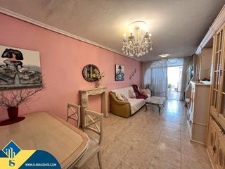 Maison à Nueva Torrevieja. Bungalow reformado con piscina comunitaria, en la provincia de a
