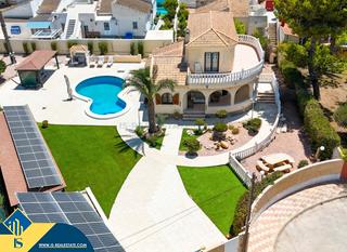 Xalet a Zona Carrefour - Urbanizaciones. Villa renovada con piscina privada, en la provincia de alicante,