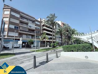 Etagenwohnung in Las Piscinas Naturales. Apartamento para renovar con terraza, en la provincia de alicant