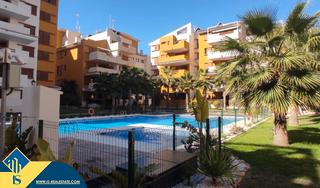 Etagenwohnung in Punta Prima. Apartamento con piscina comunitaria, en la provincia de alicante