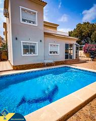 Chalet en Lomas de Cabo Roig - Los Dolses. Villa con piscina privada, en la provincia de alicante, en la ci