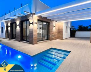 Chalet in Villamartín-Las Filipinas. Villa con piscina privada, en la provincia de alicante, en la ci