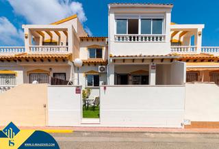 Casa a schiera in Los Balcones y los Altos. Casa renovada con piscina comunitaria, en la provincia de alican