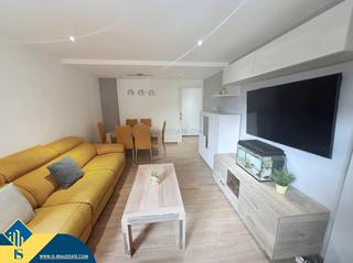 Piccolo appartamento in Las Piscinas Naturales. Apartamento reformado con terraza, en la provincia de alicante,