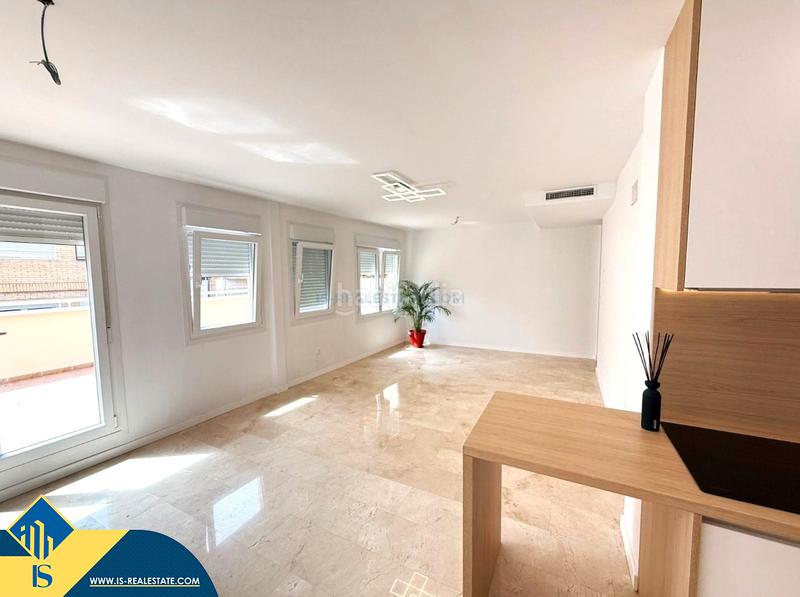 Foto 9ea8b367-6d21-41f1-be89-c47f0064a432. Ático  reformado con terraza, en la provincia , en la ciudad . 2 habitaciones | 75 m² | 4 kilómetros del mar en Alicante