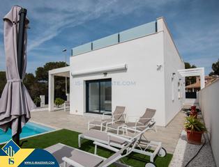 Xalet a El Pinar de Campoverde. Villa con piscina privada, en la provincia de alicante, en la ci
