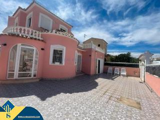 Chalet en La Florida. Villa con piscina comunitaria, en la provincia de alicante, en l
